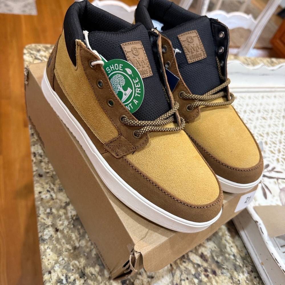 Etnies Tan and Brown High-Top Sneakers